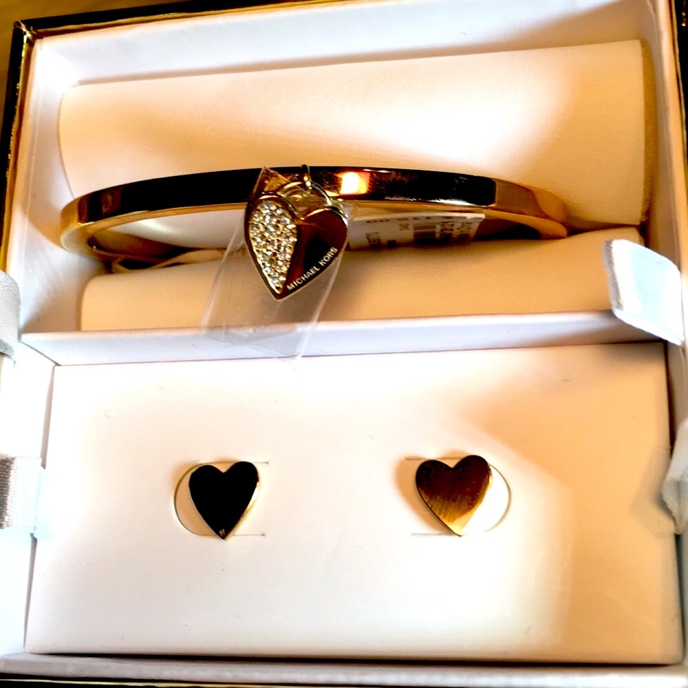 ♥️Michael Kors® Beautiful Gold Heart Set with Gorgeous Detail CZ ♥️